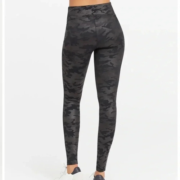 Spanx Faux Leather Matte Black Camo Leggings Size Medium - Picture 3 of 11
